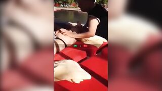 البنت فارشه الملايا الحمرا ونايمه عليها هي وعريانه والراجل جايب الحبال ومكتف ايديها وشغا سكس مصري ل ضرب علي طيازها البيضه وبيلعب في الخرم