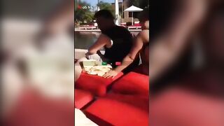البنت فارشه الملايا الحمرا ونايمه عليها هي وعريانه والراجل جايب الحبال ومكتف ايديها وشغا سكس مصري ل ضرب علي طيازها البيضه وبيلعب في الخرم