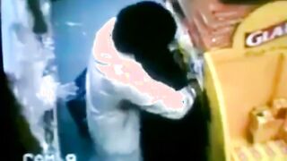 ابن المتناكه في الشارع زانق الوليه ومكتف ايديها لورا وشغال فيها بوس وب سكس مصري يحك زوبره فيها هي ولابسه العبايه السودا