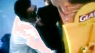 ابن المتناكه في الشارع زانق الوليه ومكتف ايديها لورا وشغال فيها بوس وب سكس مصري يحك زوبره فيها هي ولابسه العبايه السودا