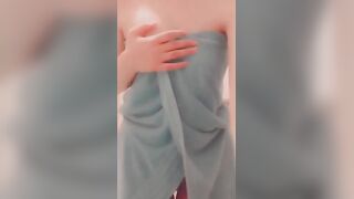 الشرموطه راسمه التا=توه علي طيزها ومفلقسه طيزها بينيك فيها الراجل سكس مصري  بتاعها وهو ماسكها منها وبيشدها ليه اوي
