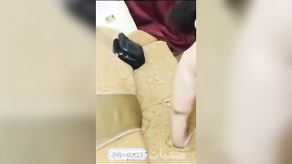 الشرموطه قاعده عالكنبه وفاتحه رجليها بيديها اوي ورفعاها لفوق والراجل مدخل زوبره في ك سكس مصري سها بينيك فيه وبيطلعه وهو غرقان من لبنه