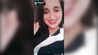 الشرموطه ماسكه بزازها الكبار بتميلهم علي بوقها وشغاله مص فيهم اوي وتشد في حلمات بزها باسنالنها وتنام علي بطنها سكس مصري  وتحط قطعه بلاستيك طويله في طيزها براحه