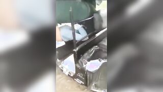 الراجل منوم البنت في التوكتوك بيتهجم عليها ويغتصبها وصاحبه المتنالك بيصور  سكس مصري فيه اوي وهو بينيك في كس المسكينه وبتبكي