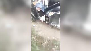 الراجل منوم البنت في التوكتوك بيتهجم عليها ويغتصبها وصاحبه المتنالك بيصور  سكس مصري فيه اوي وهو بينيك في كس المسكينه وبتبكي