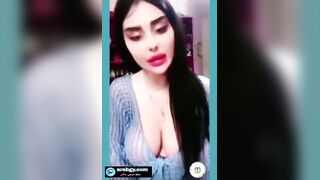 الموزه المتاناكه فاتحه البث المباشر وهي متزينه وحاطه مكياج كامل وماسكه جراب التلفون بتخب سكس مصري ط بيه علي وشها وتعمل حركات واوضاع سكسيه