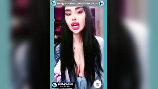 الموزه المتاناكه فاتحه البث المباشر وهي متزينه وحاطه مكياج كامل وماسكه جراب التلفون بتخب سكس مصري ط بيه علي وشها وتعمل حركات واوضاع سكسيه