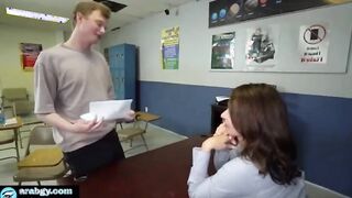الشرموطه قالعه عريانه ونايمه في الكنبه عالكنبه والراجل واقفف جنبها بيتمصله في زوبره سكس مصري  كله وتقوله هات زوبرك كمان ينيك في بوقي