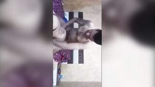 الخول ماسك زوبره الكبير بيلعب فيه وبيضرب عشرته قصاد جسم صديقته العريانه  سكس مصري وهي جنبه وبيلعب فيه اوي لغايه منزل لبنه