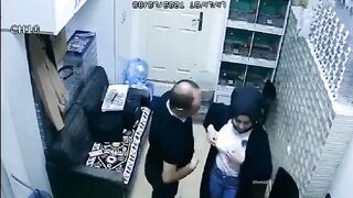 البنت اللبوه في الشغل مع زميلها وهي بتفكله الحزام وتنزله البنط سكس مصري لون لتحت وشغاله مص في زوبره زي الحيحانه