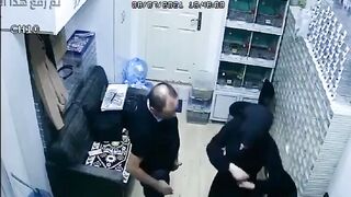 البنت اللبوه في الشغل مع زميلها وهي بتفكله الحزام وتنزله البنط سكس مصري لون لتحت وشغاله مص في زوبره زي الحيحانه