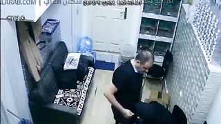 البنت اللبوه في الشغل مع زميلها وهي بتفكله الحزام وتنزله البنط سكس مصري لون لتحت وشغاله مص في زوبره زي الحيحانه