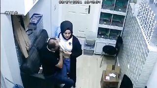الشرموطه بتروح لحبيبها الشغل بتاعه وبتقفل الباب عليهم ومطلعه بزازها الكبار من تحت سكس مصري  الجاكيت شغال يرضع فيهم زي الطفل الصغير