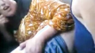 الحريم المتناكه سوا بيقلقو بعض والوليبه مفلقسه طيزها بعد ما صاحبتها رف سكس مصري عت لها العبايه ومسكهالها وشغاله ضرب فيه