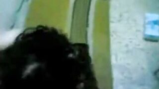 الوليه الشرموطه مع جوزها في الاوضه وهي قالعه عريانه وعالارض قاعده ماسكه في زوبر ال سكس مصري راجل بتمص فيه وتلحس في اول الراس بتاعته