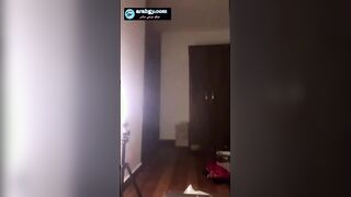البنت الشرموطه في الشقه الزبون بتاعها وهي في الصاله بتقلع هدومها وهو بياخدها بيشيلها عريانه عالس سكس مصري رير وبينام عليها وبيبوس كل حته في جسمها