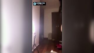البنت الشرموطه في الشقه الزبون بتاعها وهي في الصاله بتقلع هدومها وهو بياخدها بيشيلها عريانه عالس سكس مصري رير وبينام عليها وبيبوس كل حته في جسمها