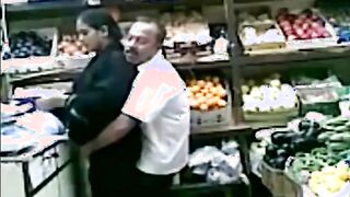 صاحب محل الفاكهه بينيكنيس في المحل مقابل اخد منه اكل للاولادي وبقلع سكس مصري  البنطلون وبصدر طيزي ليه وهو بيلعب فيها