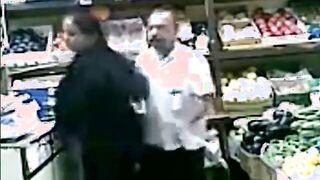 صاحب محل الفاكهه بينيكنيس في المحل مقابل اخد منه اكل للاولادي وبقلع سكس مصري  البنطلون وبصدر طيزي ليه وهو بيلعب فيها