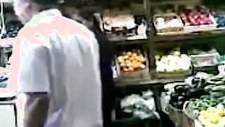 صاحب محل الفاكهه بينيكنيس في المحل مقابل اخد منه اكل للاولادي وبقلع سكس مصري  البنطلون وبصدر طيزي ليه وهو بيلعب فيها