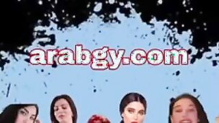الوليه المتناكه رافعه الروب لفوق وشغاله تهز في طيزها وتكشفها وتلعب فيها وهي وا سكس مصري قفه مصدره طيزها للراجل مخلياه يولع منها