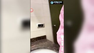 البنت في الحمام لابسه القميص الاسود وواقفه مش علي بعضها وهي بتمشي ايدها عل سكس مصري ي جسمها براحه وتحسس عليه بيديها الاتنين