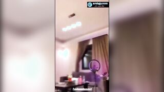 البنت المتناكه مطلعه لسانها لبره وتحركه زي الشرموطه وبتجيب صب سكس مصري اعها الكبير بتعضه اوي في بوقها وتمص فيه