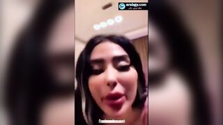 البنت المتناكه مطلعه لسانها لبره وتحركه زي الشرموطه وبتجيب صب سكس مصري اعها الكبير بتعضه اوي في بوقها وتمص فيه