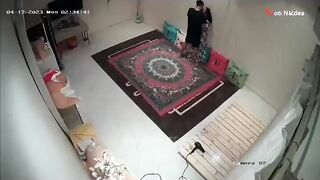 البنت قاعده عالارض والراجل في وشها واقف وبيقلع البنطلون ويرميه عالارض وهي بتمسك سكس مصري  زوبره بتمصه ليه وتدخله وتطلعه في بوقها