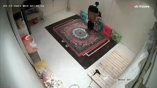البنت قاعده عالارض والراجل في وشها واقف وبيقلع البنطلون ويرميه عالارض وهي بتمسك سكس مصري  زوبره بتمصه ليه وتدخله وتطلعه في بوقها