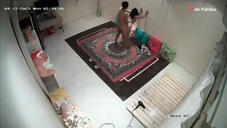 البنت قاعده عالارض والراجل في وشها واقف وبيقلع البنطلون ويرميه عالارض وهي بتمسك سكس مصري  زوبره بتمصه ليه وتدخله وتطلعه في بوقها
