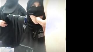 البنات السعودات الشراميط في بيت رجل مصري وهما الاتنين عالسرير بيصور فيهم وهما بيقلعو لبعض العبيات الخ سكس مصري ليجي ولابسين النقاب بيبوسو بعض من فوقيه