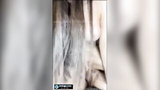 الراجل نايم عريان والمتناكه طالعغهع عليه ومدخله زوبره في كسه سكس مصري ا طالعه نازله وبصباعها بتلعب في الزنبور