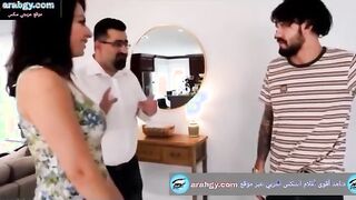 الراجل قاعد عالانتريه ومطلع زوبره والمتناكه بتاعته عليه طالعه بتحك طيازها علي زوبره و سكس مصري هو بيفتح طيزها بيديه من ورا وبيلعب فيها