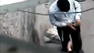 البنت الشرموطه في الشارع بتحلق عالواد وهو مطلع زوبره بيشخ وبتمسك سكس مصري ه من زوبره بتتخانق معاه وهو بيسخن الكتر