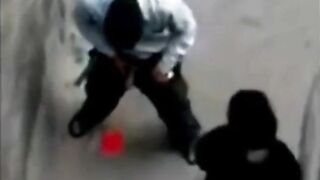 البنت الشرموطه في الشارع بتحلق عالواد وهو مطلع زوبره بيشخ وبتمسك سكس مصري ه من زوبره بتتخانق معاه وهو بيسخن الكتر
