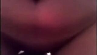 البنت السودانيه مشغله الغاني وبترقص والمصري صديقها قاعد ماسك زوبره بيلعب فيه وبييضرب عشرته علي رقصها وبتجي تقعد ع سكس مصري ليه وتحك زوبره في كسها من بره هي وبترقص