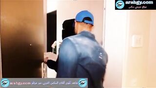 بواب العماره مع الخاينه جوزها بيطلع الشقه ليها وقت  نيج موقع سبعه ونص موقع سبعة ونص جوزها بينزل وبياخدها في حضنه من اول الباب وبيلعب في كسها
