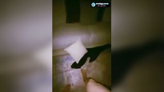 البنت نايمه ع ضهرها عالسرير عريانه والخول بتاعها واقف جنبها بيشد في حلمات بزها لبره ويقرص فيهم  سكس مصري اوي بيديه وهي بتصرخ جامدج من شده الشهوه