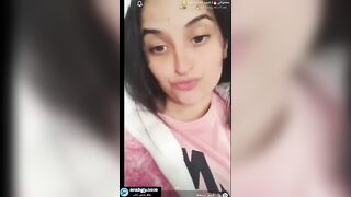 البنت الشمال فاتحه البث المكباشر وبتلعب بشفايفها وتغري الراجل ب سكس مصري حركاتها وتطلع بزازها الحلوه لبره بتهزهم