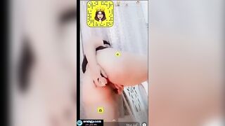 البنت الشمال فاتحه البث المكباشر وبتلعب بشفايفها وتغري الراجل ب سكس مصري حركاتها وتطلع بزازها الحلوه لبره بتهزهم