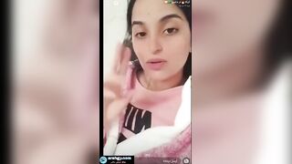 البنت الشمال فاتحه البث المكباشر وبتلعب بشفايفها وتغري الراجل ب سكس مصري حركاتها وتطلع بزازها الحلوه لبره بتهزهم