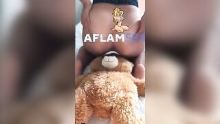 الشرموطه حاطه الدبدوب تحت طيزها وبتفتح طيزها بيديها الاتنين  سكس مصري , موقع سبعة ونص. , موقع سبعه ونص وتقرب الخرم من بوق الدبدوب بتاعها كانه الراجل بتاعها متخيلاه بيلحسهولها