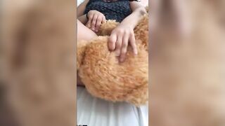 الهيجانه ماسكه الدبدوب بتاعها ال جيبه حبيبها ليها وتحضن نيج عراقي موقع سبعة ونص , موقع سبعه ونص  فيه وتبوسه اوي وتجيب ايد الدبدوب بتدخله في كسها من جوه