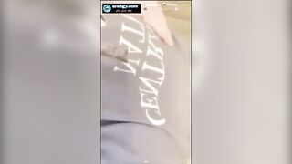 اللبوه في الحمام بتقلع لبسها كله وترميه عالارض الحمام وترفع  سكس مصري , موقع سبعة ونص. , موقع سبعه ونص رجلها لفوق اوي وماسكه قلم الحواجب الطويل بتدخله في طيزها للاخر