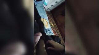 الراجل نايم عالسرير واخته المتناكه بتدخل عليه الاوضه بعد مارجعت من شغلها بتقعد تحت سكس مصري ه عالارض وتقوله زوبرك وحشني وعايزه امصه