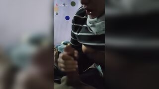 الراجل نايم عالسرير واخته المتناكه بتدخل عليه الاوضه بعد مارجعت من شغلها بتقعد تحت سكس مصري ه عالارض وتقوله زوبرك وحشني وعايزه امصه