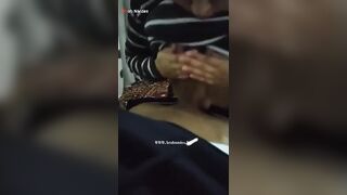 الراجل نايم عالسرير واخته المتناكه بتدخل عليه الاوضه بعد مارجعت من شغلها بتقعد تحت سكس مصري ه عالارض وتقوله زوبرك وحشني وعايزه امصه