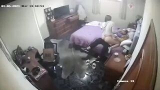 الشرموطه منومه نص جسمها عالسرير ورجليها عالارض نازله وفاشخه رجلها  سكس مصري , موقع سبعة ونص. , موقع سبعه ونص  وشغاله تلعب في زوبر حبيبها بيديها وهو ماسك كسها مقطعه بعبصه