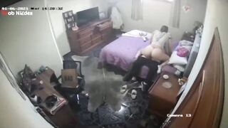 الشرموطه منومه نص جسمها عالسرير ورجليها عالارض نازله وفاشخه رجلها  سكس مصري , موقع سبعة ونص. , موقع سبعه ونص  وشغاله تلعب في زوبر حبيبها بيديها وهو ماسك كسها مقطعه بعبصه